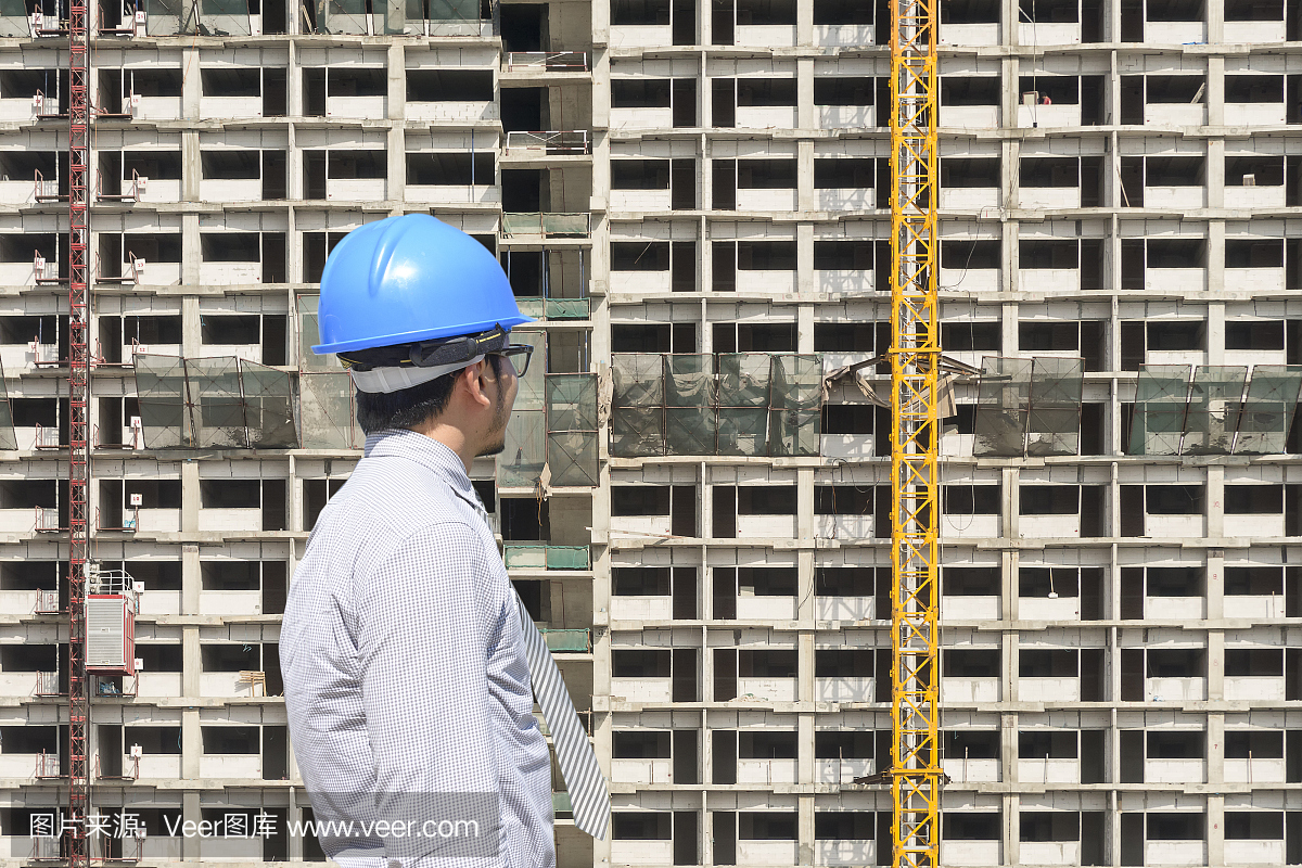 施工現(xiàn)場(chǎng)的建筑工程師